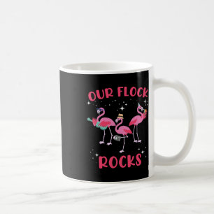 Onze kudde zet flamingo's op elkaar afgestemd op f koffiemok