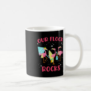 Onze kudde zet flamingo's op elkaar afgestemd op f koffiemok