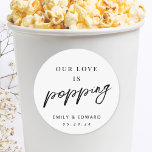 Onze liefde is Popcorn bruiloft gunst Ronde Sticker<br><div class="desc">Op maat ontworpen popcorn bruiloft gunst stickers met "Our Love is Popping" modern zwart-wit handschrift ontwerp.</div>