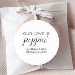 Onze liefde is Poppin 'bruiloft verlovingsfeest Ronde Sticker<br><div class="desc">Onze liefde is Poppin 'Wedding Engagement Party Classic Round Sticker</div>