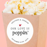 Onze liefde is Poppin'Wedding Popcorn Favor Ronde Sticker<br><div class="desc">Onze liefde is Poppin'Wedding Popcorn voor Stickers</div>