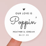 Onze liefde is Poppin'Wedding Popcorn Favor Ronde Sticker<br><div class="desc">Onze liefde is Poppin'Wedding Popcorn voor Stickers</div>