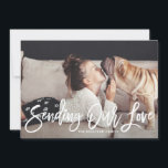 Onze liefdeshand gebeletterde Valentijnsdag II stu Feestdagenkaart<br><div class="desc">Moderne en grillige "verzenden van onze liefde" foto Valentijnsdag platte kaart met handgeschreven script overlay "verzenden van onze liefde" met hartenpatroon. De perfecte kaart voor Valentijnsdag,  feestdagen en als bedankje.</div>