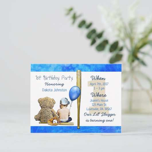 Onze Lil Slugger Boy en Teddy Bear 1e verjaardag Uitnodiging Briefkaart (Staand voorkant)