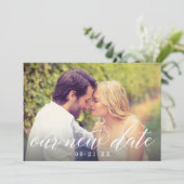 Onze Nieuwe Datum Moderne Kalligrafie Bruiloft Fot Save The Date (Staand voorkant)