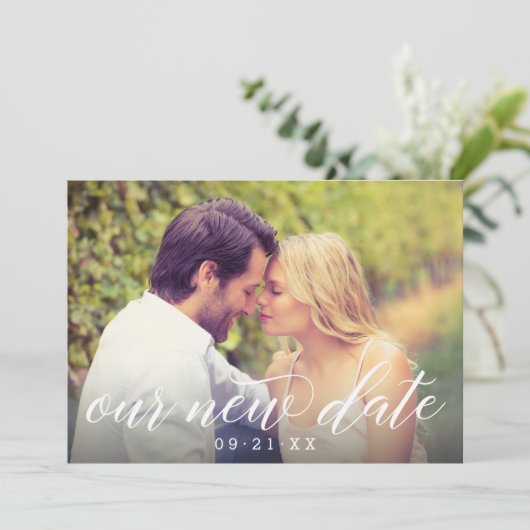 Onze Nieuwe Datum Moderne Kalligrafie Bruiloft Fot Save The Date (Staand voorkant)