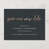 Onze Nieuwe Datum Reden Moderne Huwelijksuitstel Aankondigingskaart (Voorkant)