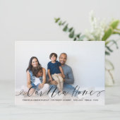 Onze nieuwe Home Elegant Script Family Foto Bewegi Aankondiging (Staand voorkant)