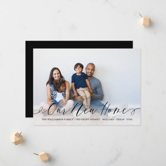 Onze nieuwe Home Elegant Script Family Foto Bewegi Aankondiging (Voorkant / Achterkant in situ)