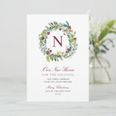 Onze nieuwe Home Winter Greenery Monogram Wreate Feestdagenkaart (Staand voorkant)