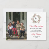 Onze nieuwe Thuiskerstavond Greenery Monogram Foto Feestdagenkaart (Voorkant)