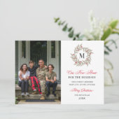 Onze nieuwe Thuiskerstavond Greenery Monogram Foto Feestdagenkaart (Staand voorkant)