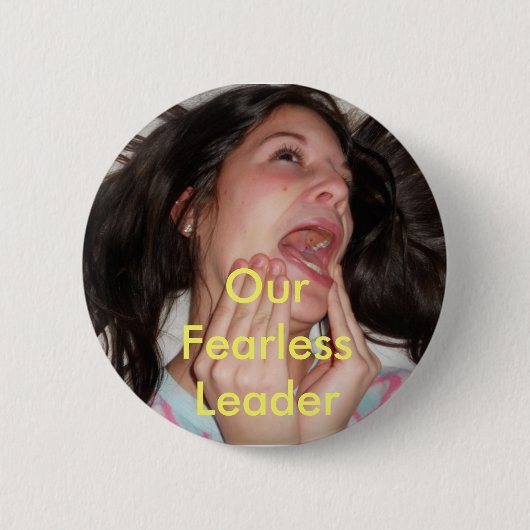 Onze onverdiende leider ronde button 5,7 cm (Voorkant)