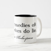 Onze oplossingen liggen in onszelf: Shakespeare Tweekleurige Koffiemok (Voorkant rechts)