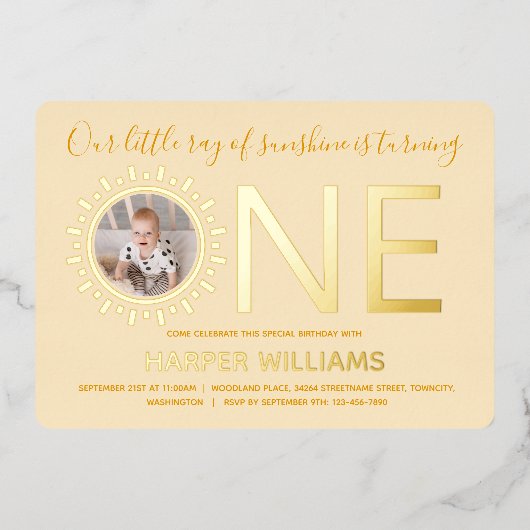 Onze Ray Sunshine Gold Foto Baby 1 oktober Folie Uitnodiging (Voorkant)