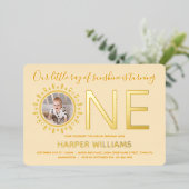Onze Ray Sunshine Gold Foto Baby 1 oktober Folie Uitnodiging (Staand Voorkant)