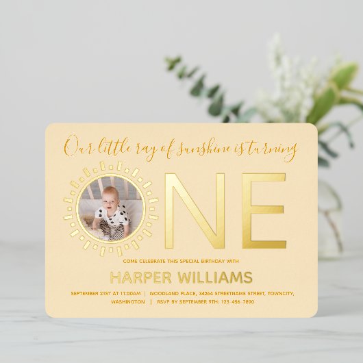 Onze Ray Sunshine Gold Foto Baby 1 oktober Folie Uitnodiging (Staand Voorkant)