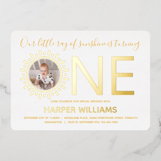 Onze Ray Sunshine Gold Foto Baby First Birthday Folie Uitnodiging (Voorkant)