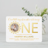 Onze Ray Sunshine Gold Foto Baby First Birthday Folie Uitnodiging (Staand Voorkant)