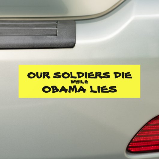 ONZE SOLDATEN STERVEN, terwijl OBAMA LIGT Bumpersticker (Op auto)
