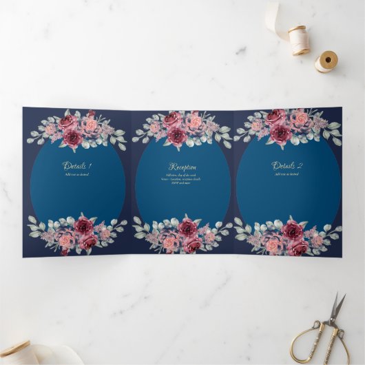 Onze Trouw Burgundy Blauwe Bloemachtige Trouw Uitn Drieluik Uitnodiging (Binnen)