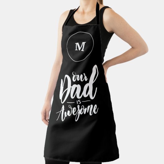 Onze vader is een zwart en wit monogram schort (Insitu)