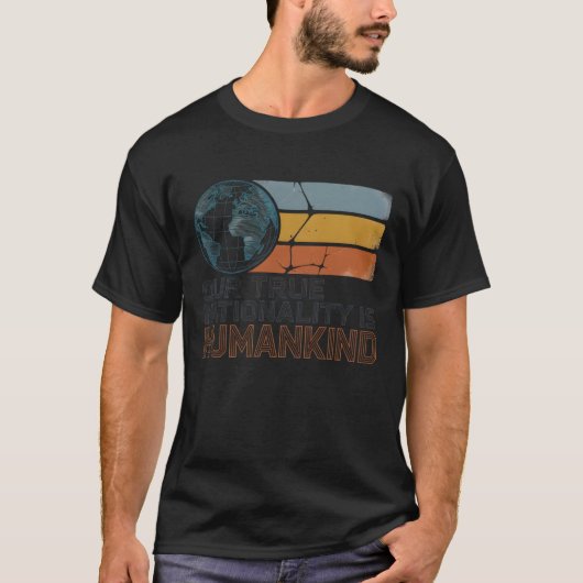 ONZE WARE NATIONALITEIT IS DE MENSHEID T-SHIRT (Voorkant)