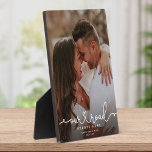 ONZE WEG STARTEN HIER DE Moderne Foto van het Manu Fotoplaat<br><div class="desc">Het paar van de douane,  het verloving,  of de plak van de trouwfoto met een modern hartmanuscript ontwerp dat ONZE WEG ONZE ZETTEN HIER naast uw namen en datum leest.</div>