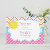 Onze zonnige roze en gele verjaardag bedankkaart (Staand voorkant)