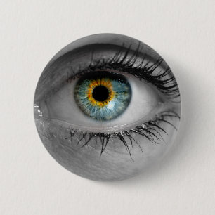 Oog kijkt naar viewer concept macro ronde button 5,7 cm