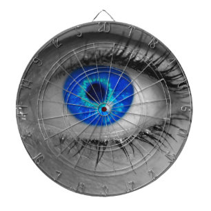 Oog met blauwe iris kijkt naar viewer concept ma dartbord