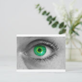 Oog met groene iris bekijkt het concept viewer mac briefkaart (Staand voorkant)