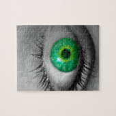 Oog met groene iris bekijkt het concept viewer mac legpuzzel (Horizontaal)