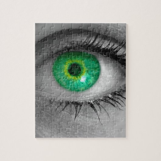 Oog met groene iris bekijkt het concept viewer mac legpuzzel (Verticaal)