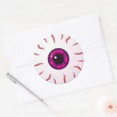 Oogbal met roze iris en rode aderen ronde sticker (Envelop)