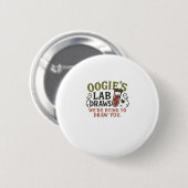 Oogie�s Lab Trekt � Grappige Halloween-flebotomist Ronde Button 5,7 Cm (Voorkant /achterkant)