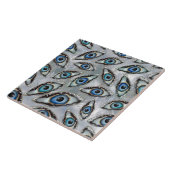 Oogschilfers en kristallen op parels tegeltje (Zijkant)