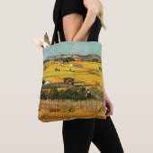 Oogst bij La Crau, Montmajour door Vincent van Gog Tote Bag (Dichtbij)