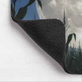 Oogstmaan stijgt boven een korenveld muismat (Hoek)