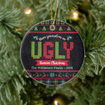 Oogzalig kerstfeest Nordic Knit Fun Chalkboard Keramisch Ornament<br><div class="desc">"Neem jezelf een lelijke trui met Kerstmis." Help uw boom in "stijl" te versieren met dit unieke, leuke vakantie keramische ornament! Nordic knit fair isle patroon van grillige bomen, rendieren, ornamenten, samen met speelse "trui" typografie in rood, groen en aqua blauw, overlay een krijtbordachtergrond. Voel de warmte en vreugde van...</div>
