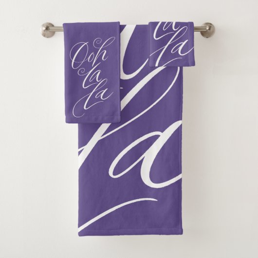 Ooh La Lettering Ultra Violet Paarse kleur Bad Handdoek (Insitu)