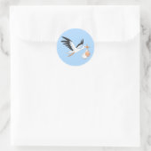 Ooievaar draagt een Baby bundel blauw Ronde Sticker (Tas)