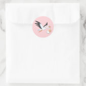 Ooievaar draagt een Baby bundel roze Ronde Sticker (Tas)