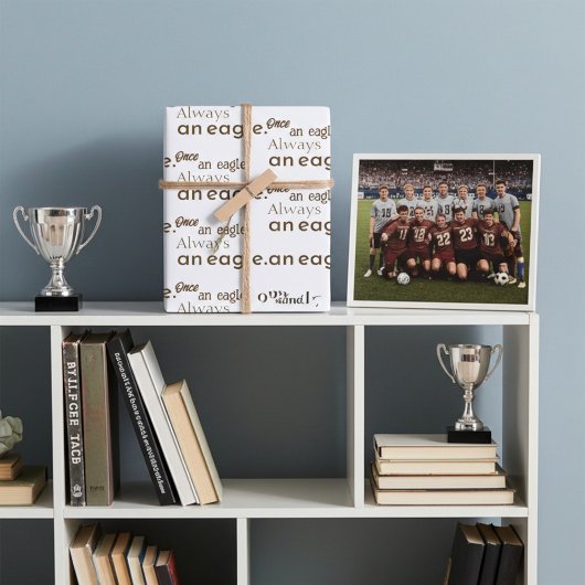 Ooit een adelaar, altijd een adelaar. Bruine typog Cadeaupapier