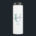 Oom Elegant Script Monogram Thermosbeker<br><div class="desc">Familie monogram mok voor oom - nieuw of lang gevestigd,  die u kunt personaliseren met de datum waarop ze een oom zijn geworden. Dit ontwerp heeft elegant handgeschreven script,  moderne typografie. Mok heeft een monogram initiaal U met de naam oom.</div>