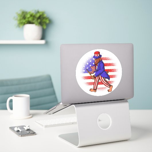 Oom Sam Patriotic Flag Bearing Bigfoot 4 juli Sticker (Laptop op bureau)