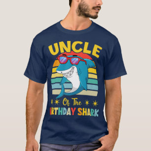 Oom van de familie van de haaiensterfte die met de t-shirt