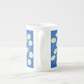 Oops-a-Daisy Bone China Mok, Wit, Geel, Blauw Porselein Kop (Achterkant)