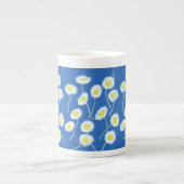 Oops-a-Daisy Bone China Mok, Wit, Geel, Blauw Porselein Kop (Voorkant)