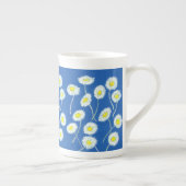 Oops-a-Daisy Bone China Mok, Wit, Geel, Blauw Porselein Kop (Rechts)